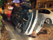 بالصور: إصابة متوسطة بإنقلاب مركبة في شارع هرتسل بمدينة الرملة